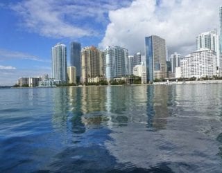 Scheur in een speedboat door Miami