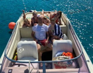 Familie op speedboat in Hvar