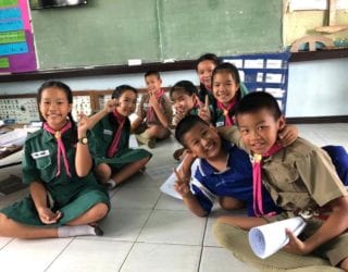 Op de Thaise schoolbanken met kinderen