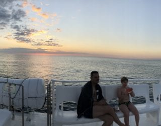 catamaran gaan varen en snorkelen tussen de kleurrijke vissen