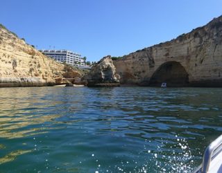 de rotsen in de Algarve