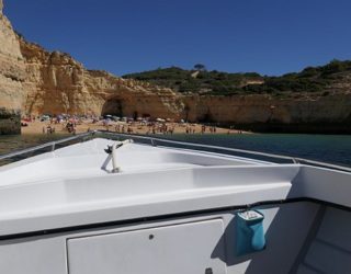 met de boot in de Algarve