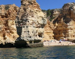 de rotsen in de Algarve