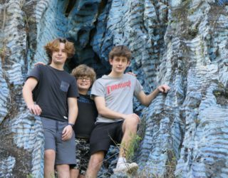 Wolf, Finn en Joran die op de mural de la historia in vinales zijn geklommen