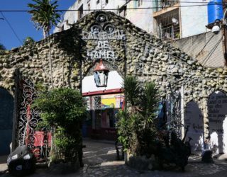 Bord van Callejon de Hamel tijdens elektrische fietstocht door Havana