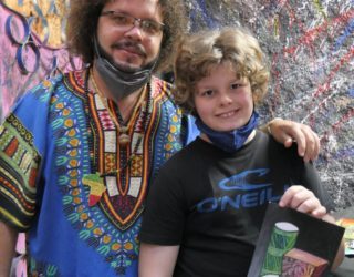 Wolf met een kunstenaar in Callejon de Hamel tijdens elektrische fietstocht door Havana