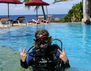 Kind klaar om te duiken