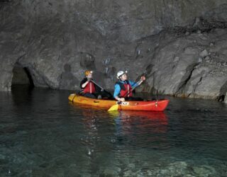 Kajakken door grotten en tunnels