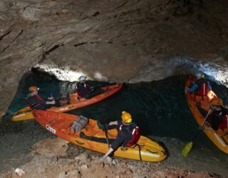 Even rusten bij het ondergronds kajakken