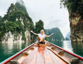 Genieten op de boot op het Cheow Lan Lake