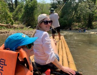 Op de bamboerafts met kind in Chiang Mai