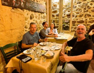 Proeven met de kinderen van de lokale Griekse keuken