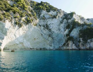 Azuurblauw water en krijtwitte rotsen in Zakynthos