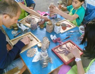 Gezin maakt eigen mozaïek in Sparta