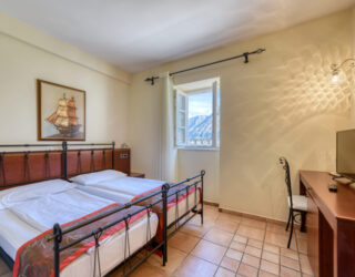 Hotelkamer in baai van Kotor Montenegro