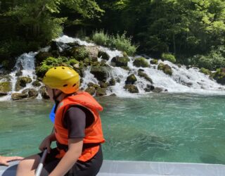 Waterval langs rafting op Tara rivier Montenegro
