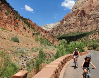 Mama en kind fietsen door Zion National Park