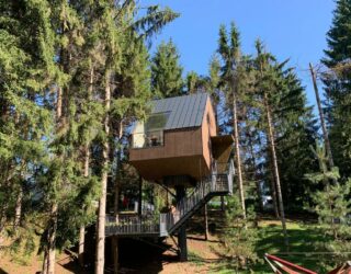 Kind zwaait vanuit boomhut in Plitvice