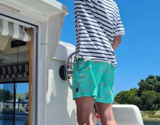 Tiener aan het stuur van eigen boothuis in de Knysna lagune