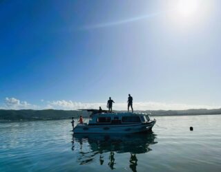 Varen met de kinderen op je eigen boothuis in de Knysna lagune