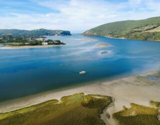 Varen met je eigen boothuis in de Knysna lagune