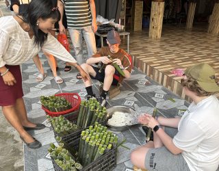 kinderen maken bamboerijst in Vietnam