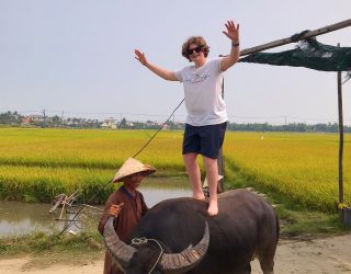 Kind op buffel in Hoi An