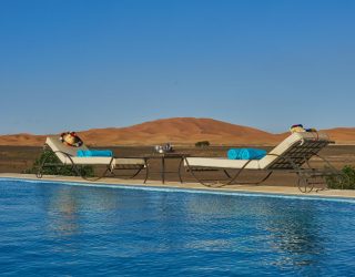 Chillen aan het zwembad naast woestijn Erg Chebbi