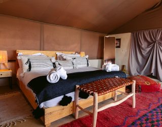 luxueus tentenlamp in steenwoestijn Agafay in Marokko