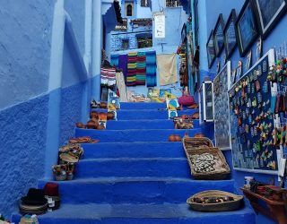 Kleurrijke souvenirs in blauwe stad Chefchaouen