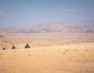 Op de quad door Agafay in Marokko