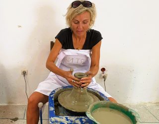 Kiddo werknemer maakt potje.