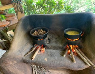 Eten staat op het vuur tijdens kookworkshop