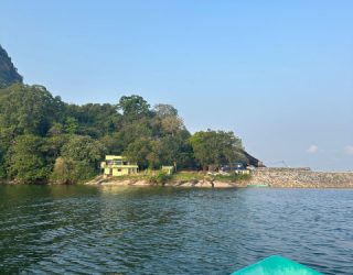 Boot op stuwmeer in Gal Oya