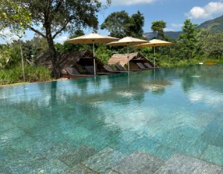 Groot zwembad glamping Gal Oya