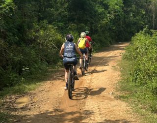 Al fietsend door het plattelandsleven