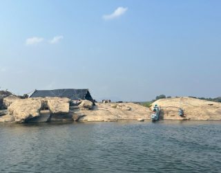 Eilandje met dieren op meer Gal Oya