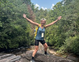 Kiddo medewerker op rots tijdens jungle hike