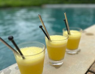 Drankjes bij zwembad in jungle resort Habarana