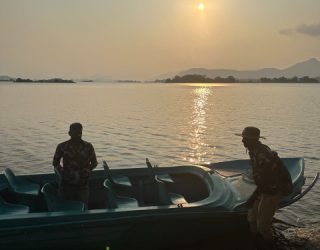 Boottocht tijdens zonsondergang Gal Oya