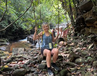 Kiddo medewerker op schommel in jungle