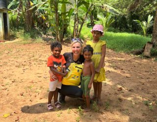 Kiddo medewerker met Veddha kinderen