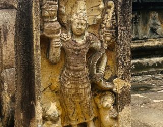 Een beeld bij ruïnes Polonnaruwa