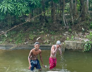 Locals wassen zich in de natuur in Weerawila