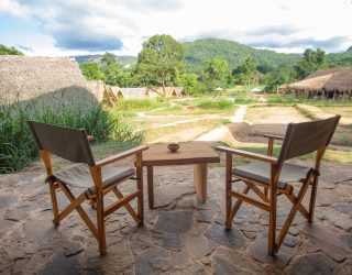 Terras aan luxetent Gal Oya