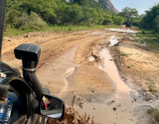 Met jeeps over hobbelige wegen in Yala