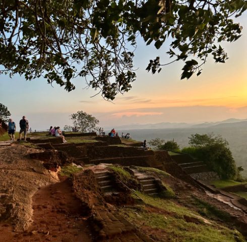 Geniet van de zonsopgang bovenop de leeuwenrots