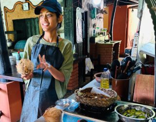 Local geeft uitleg bij het koken