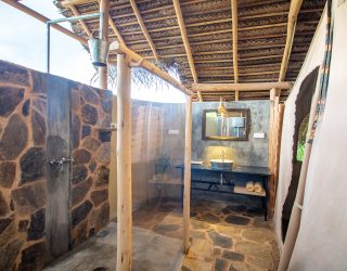 Badkamer buiten glamping Gal Oya