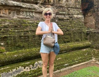 Kiddo medewerker bij ruïnes Polonnaruwa